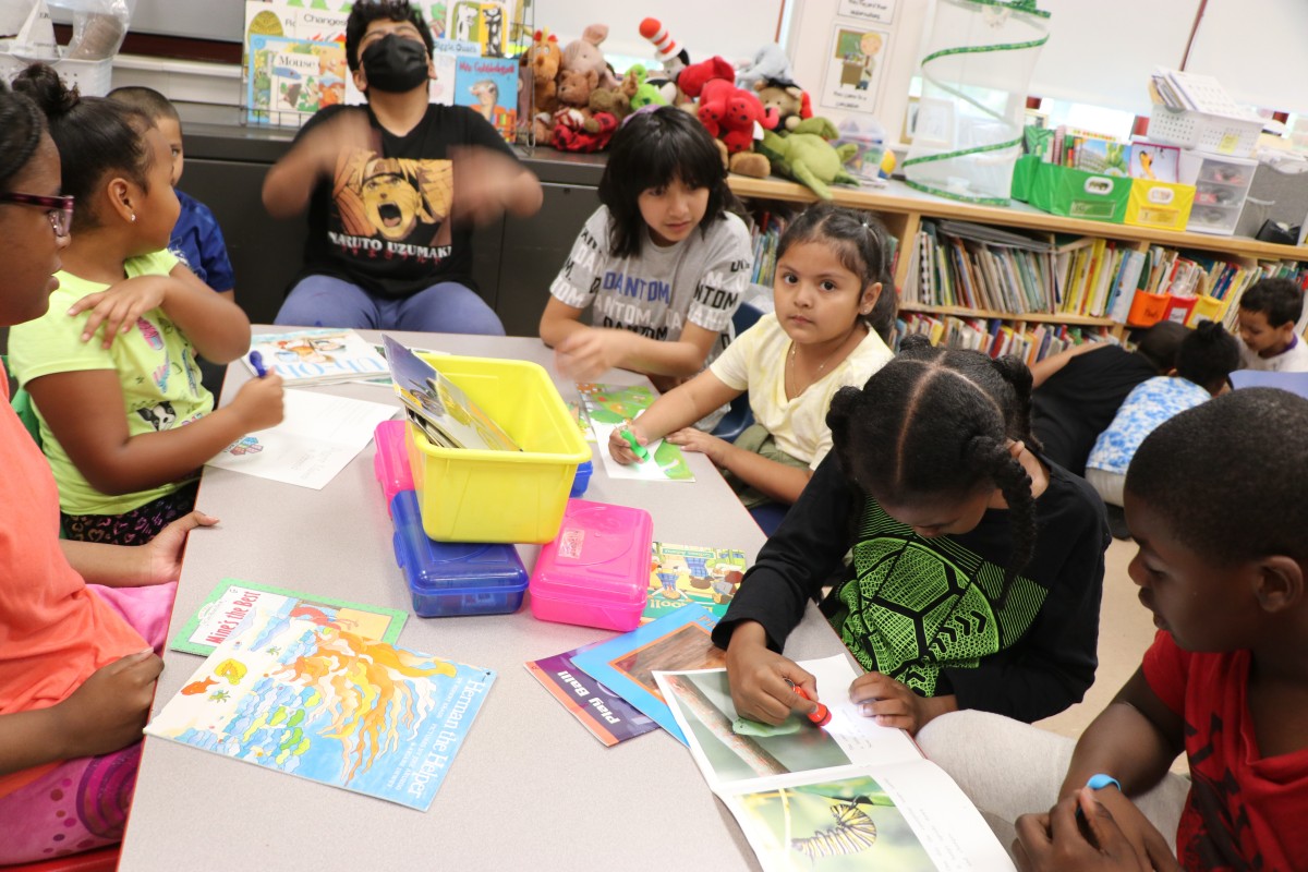 Vails Gate Fifth Graders and Kindergarteners Read Together in the Dark